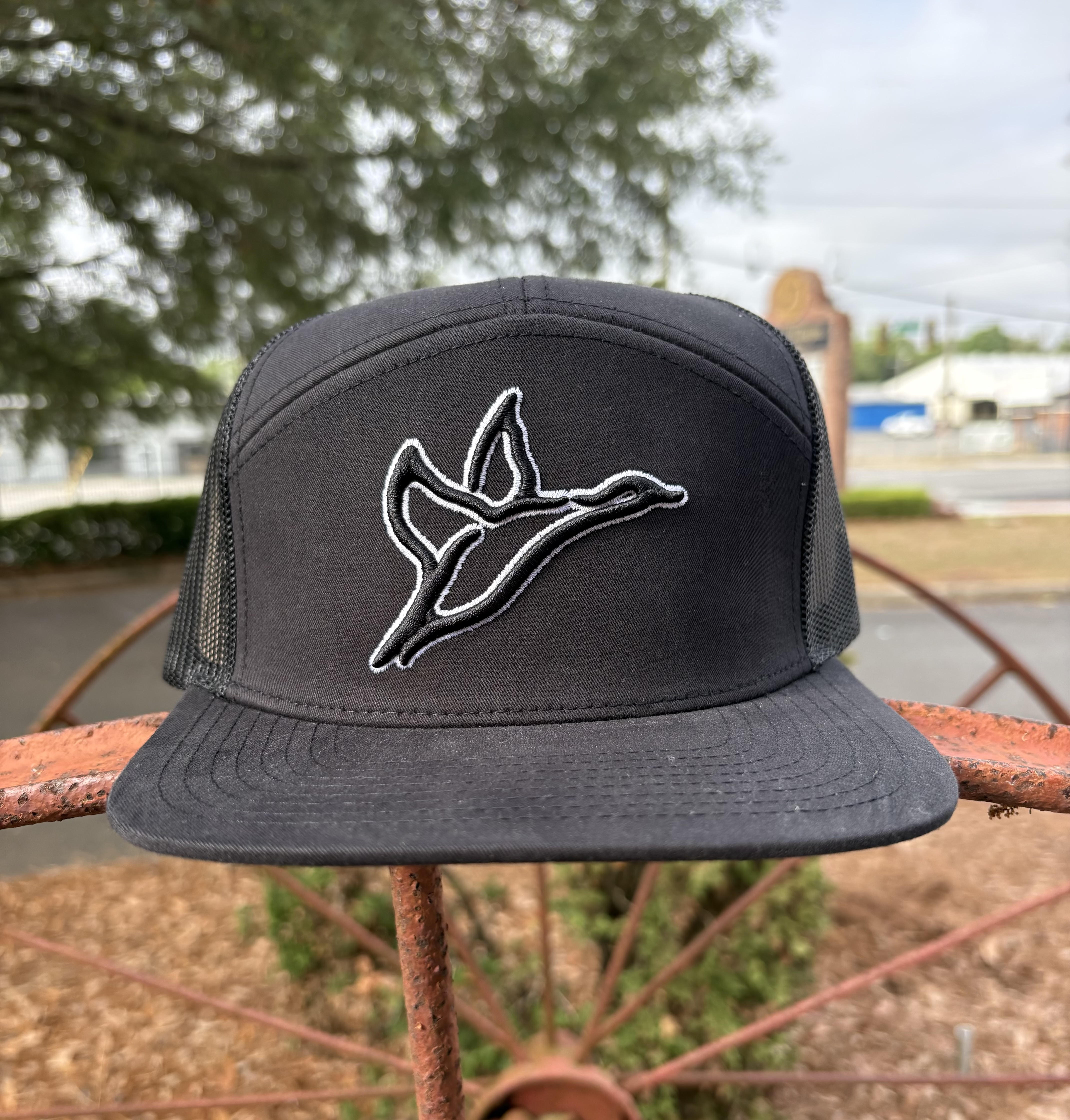 7 Panel Black & Black Hat